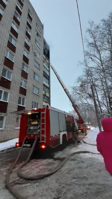 Пожарно-спасательные подразделения МЧС России ликвидировали пожар в квартире в городе Казани