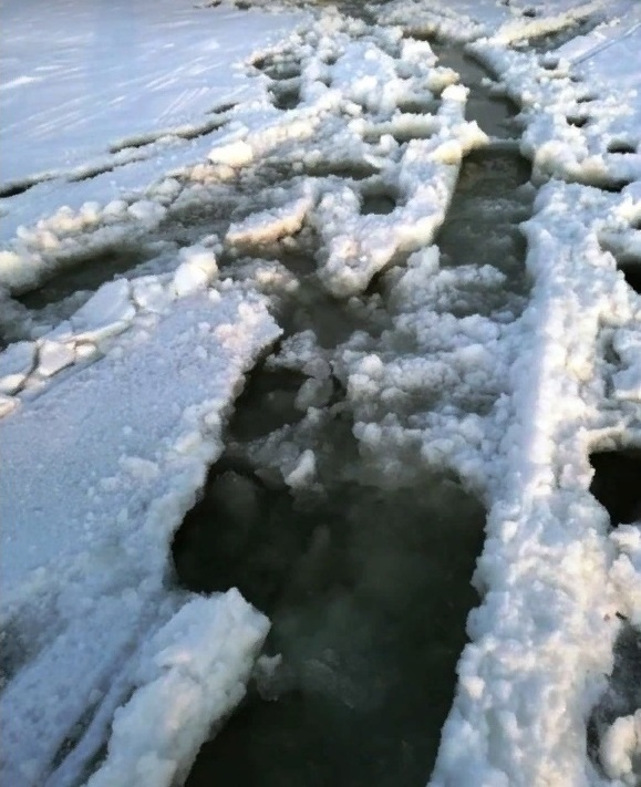 ГИМС предупреждает: под снегом на льду водоёмов скрываются промоины