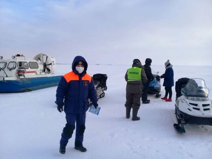 ГИМС предупреждает: под снегом на льду водоёмов скрываются промоины