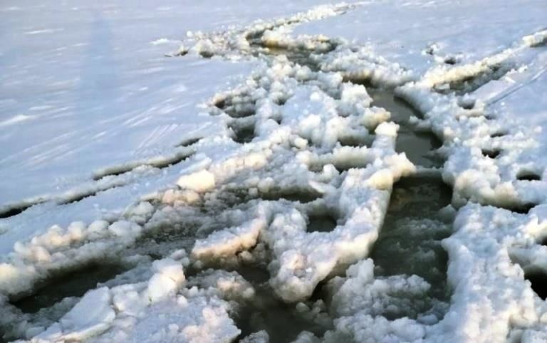 ГИМС предупреждает: под снегом на льду водоёмов скрываются промоины