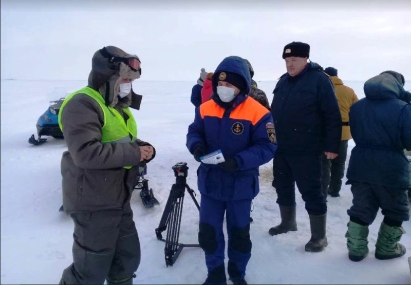 ГИМС предупреждает: под снегом на льду водоёмов скрываются промоины