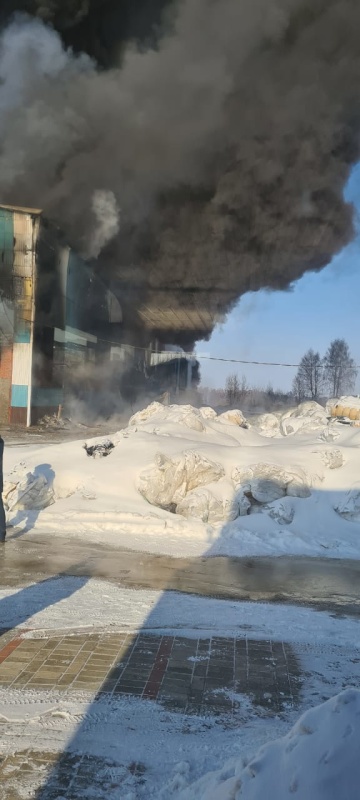 Нижнекамские пожарные борются с огнëм, охватившим 1500 кв.м. на складе утеплителя