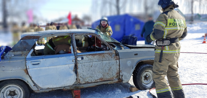 В Тетюшах прошли соревнования на звание лучшей команды Главного управления МЧС России по РТ по проведению аварийно-спасательных работ при ДТП