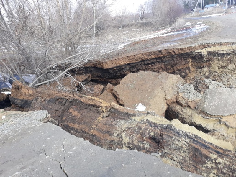 На контроле - подмыв водопропускных труб на реке Бездна и осыпь одной из местных грунтовых дорог в с. Никольское Спасского района