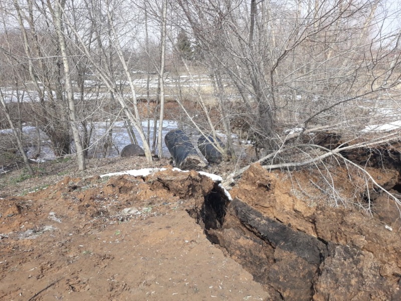 На контроле - подмыв водопропускных труб на реке Бездна и осыпь одной из местных грунтовых дорог в с. Никольское Спасского района