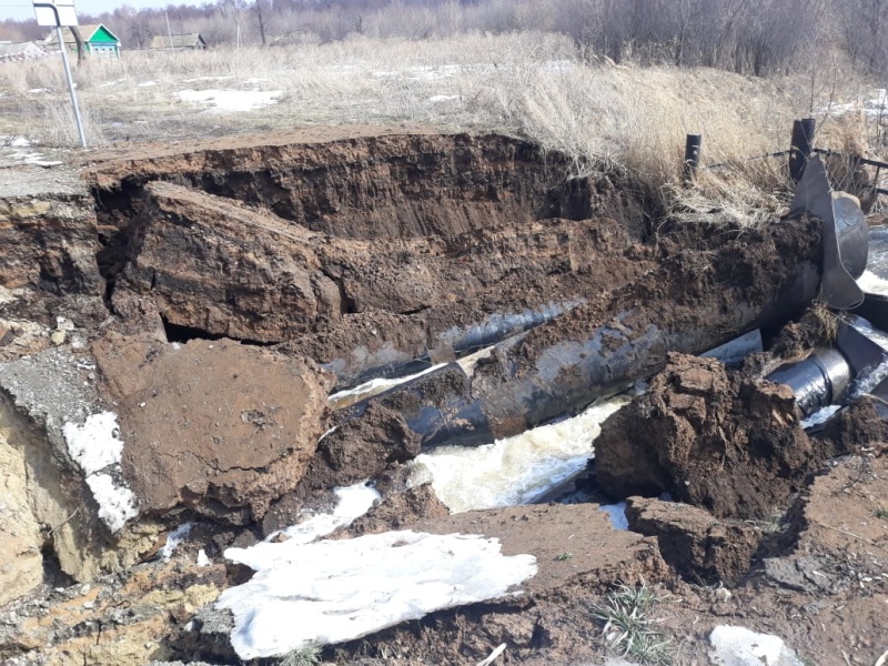 На контроле - подмыв водопропускных труб на реке Бездна и осыпь одной из местных грунтовых дорог в с. Никольское Спасского района