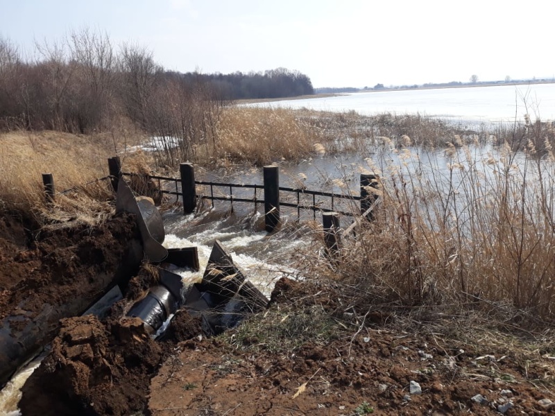 На контроле - подмыв водопропускных труб на реке Бездна и осыпь одной из местных грунтовых дорог в с. Никольское Спасского района