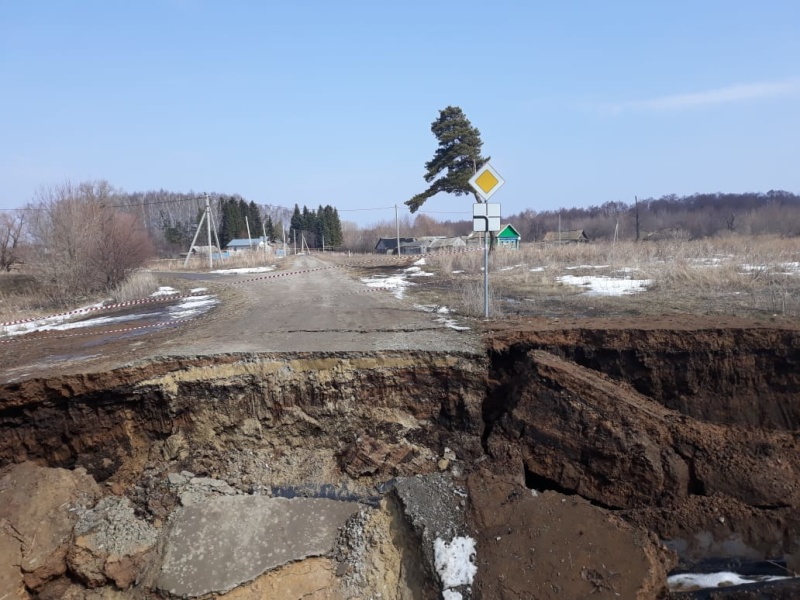 На контроле - подмыв водопропускных труб на реке Бездна и осыпь одной из местных грунтовых дорог в с. Никольское Спасского района