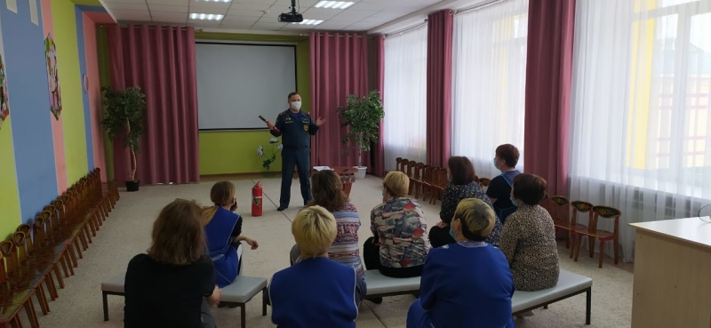 Противопожарный инструктаж с персоналом детского сада