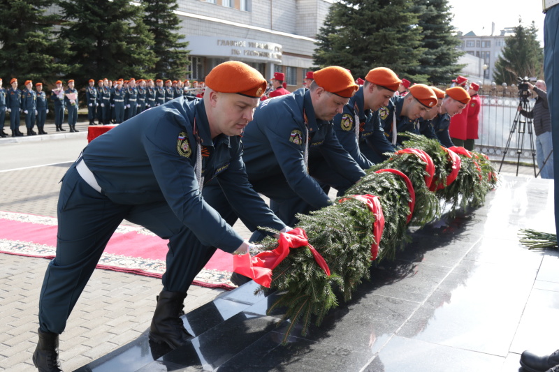 Память о погибших, чествование ветеранов и присяга молодых сотрудников. В Главном управлении достойно отметили 372 года со дня создания пожарной охраны России