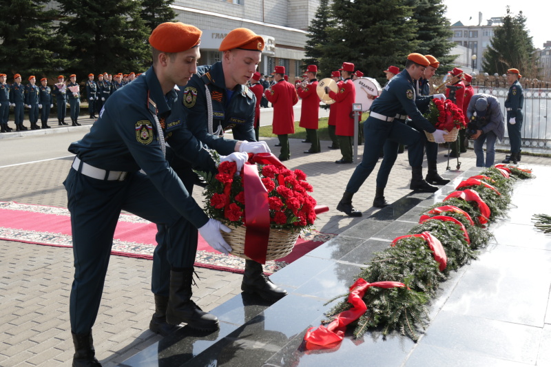 Память о погибших, чествование ветеранов и присяга молодых сотрудников. В Главном управлении достойно отметили 372 года со дня создания пожарной охраны России