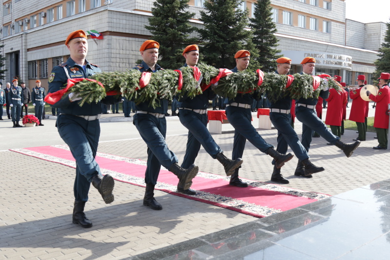 Память о погибших, чествование ветеранов и присяга молодых сотрудников. В Главном управлении достойно отметили 372 года со дня создания пожарной охраны России