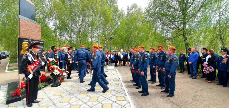 В Бугульме состоялась торжественная церемония возложения цветов и венков к стеле огнеборца Героя Советского Союза Газинура Гафиатуллина