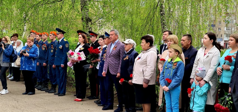 В Бугульме состоялась торжественная церемония возложения цветов и венков к стеле огнеборца Героя Советского Союза Газинура Гафиатуллина