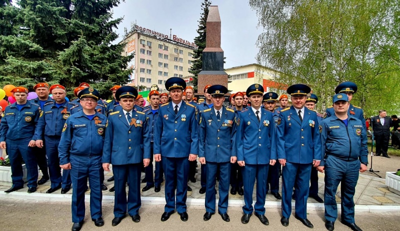 В Бугульме состоялась торжественная церемония возложения цветов и венков к стеле огнеборца Героя Советского Союза Газинура Гафиатуллина