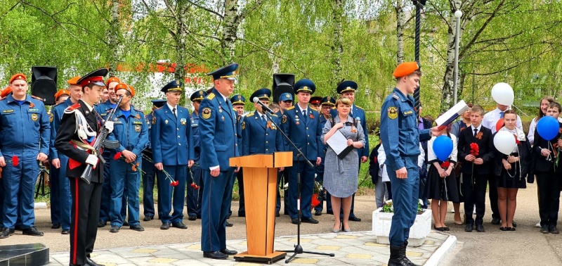 В Бугульме состоялась торжественная церемония возложения цветов и венков к стеле огнеборца Героя Советского Союза Газинура Гафиатуллина