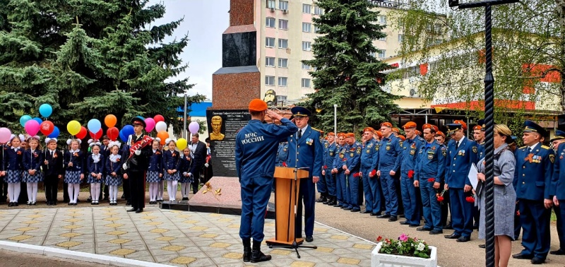 В Бугульме состоялась торжественная церемония возложения цветов и венков к стеле огнеборца Героя Советского Союза Газинура Гафиатуллина