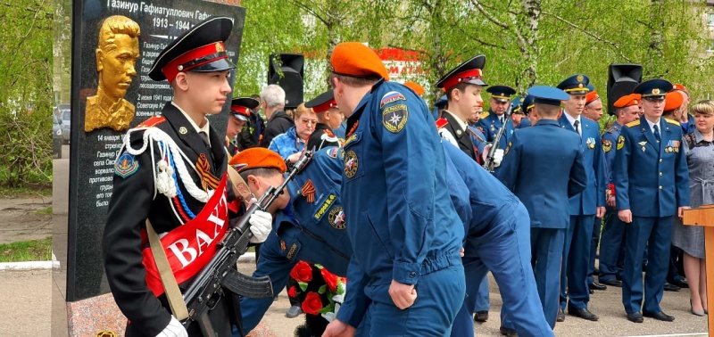 В Бугульме состоялась торжественная церемония возложения цветов и венков к стеле огнеборца Героя Советского Союза Газинура Гафиатуллина