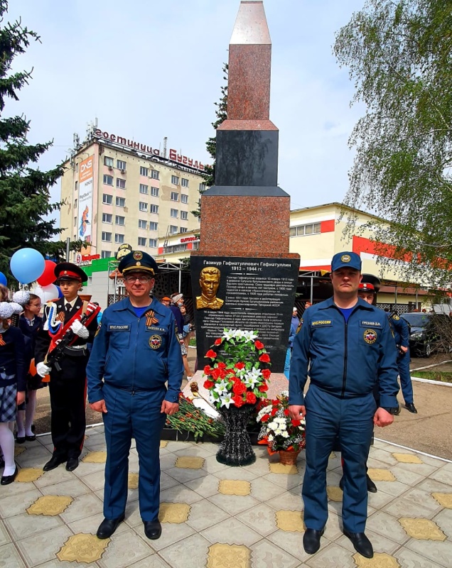 В Бугульме состоялась торжественная церемония возложения цветов и венков к стеле огнеборца Героя Советского Союза Газинура Гафиатуллина