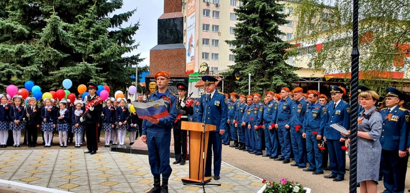 В Бугульме состоялась торжественная церемония возложения цветов и венков к стеле огнеборца Героя Советского Союза Газинура Гафиатуллина