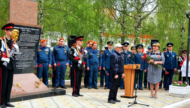 В Бугульме состоялась торжественная церемония возложения цветов и венков к стеле огнеборца Героя Советского Союза Газинура Гафиатуллина