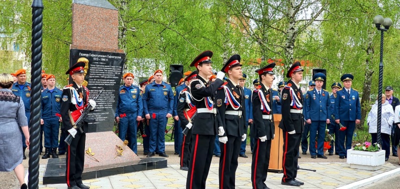 В Бугульме состоялась торжественная церемония возложения цветов и венков к стеле огнеборца Героя Советского Союза Газинура Гафиатуллина