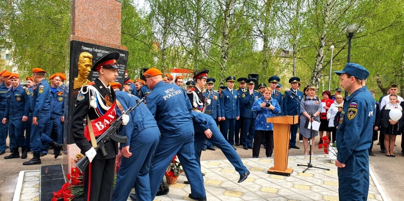 В Бугульме состоялась торжественная церемония возложения цветов и венков к стеле огнеборца Героя Советского Союза Газинура Гафиатуллина