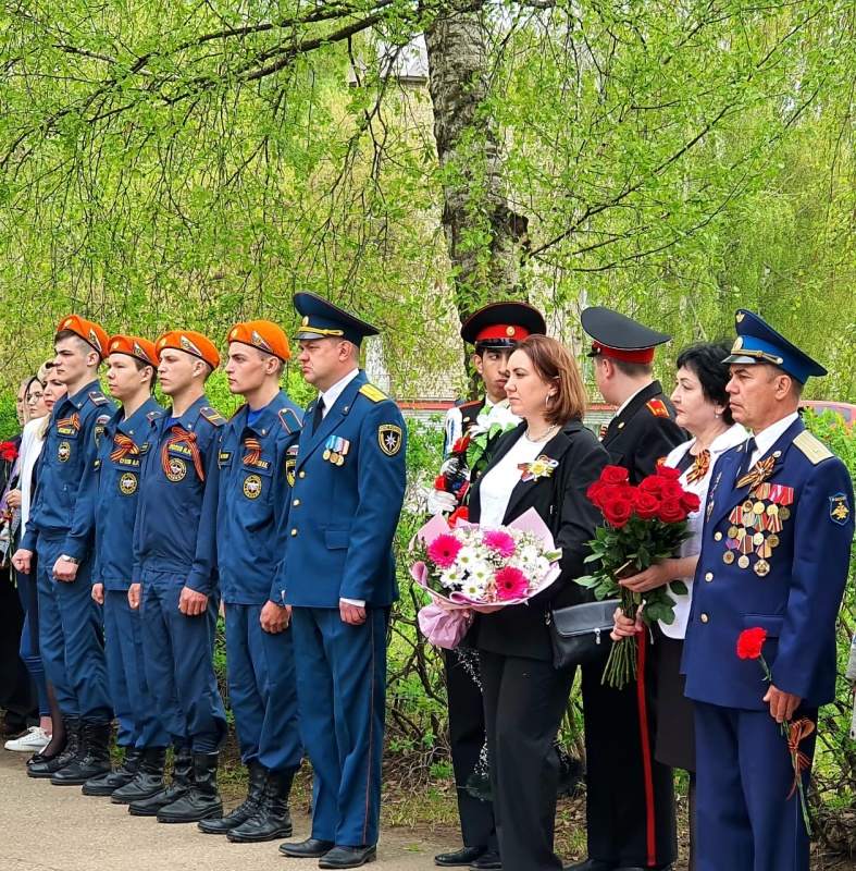 В Бугульме состоялась торжественная церемония возложения цветов и венков к стеле огнеборца Героя Советского Союза Газинура Гафиатуллина