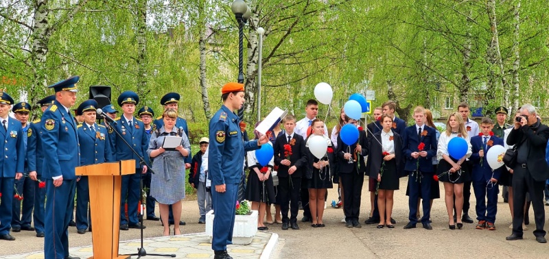 В Бугульме состоялась торжественная церемония возложения цветов и венков к стеле огнеборца Героя Советского Союза Газинура Гафиатуллина