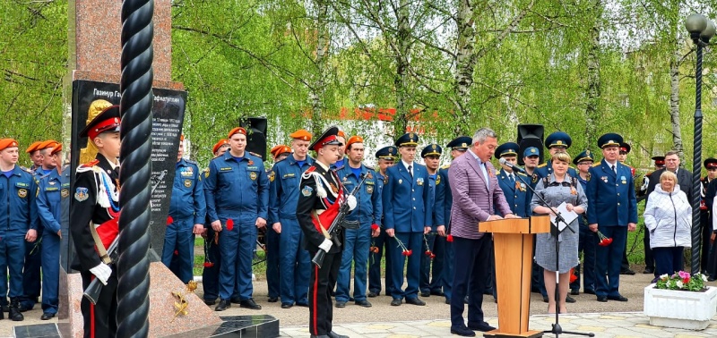 В Бугульме состоялась торжественная церемония возложения цветов и венков к стеле огнеборца Героя Советского Союза Газинура Гафиатуллина