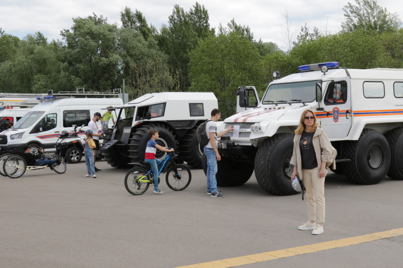 Сотрудники МЧС наградили юных участников велофестиваля