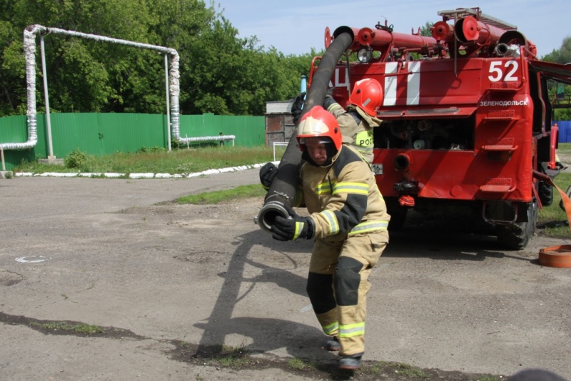 В Зеленодольске пожарные провели соревнования по боевому развертыванию