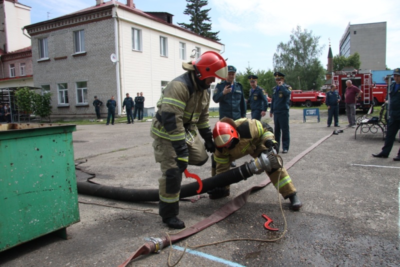 В Зеленодольске пожарные провели соревнования по боевому развертыванию