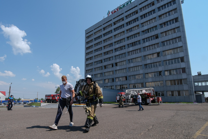 Пожарно-тактические учения: нижнекамские огнеборцы тушили высотку и спасали людей