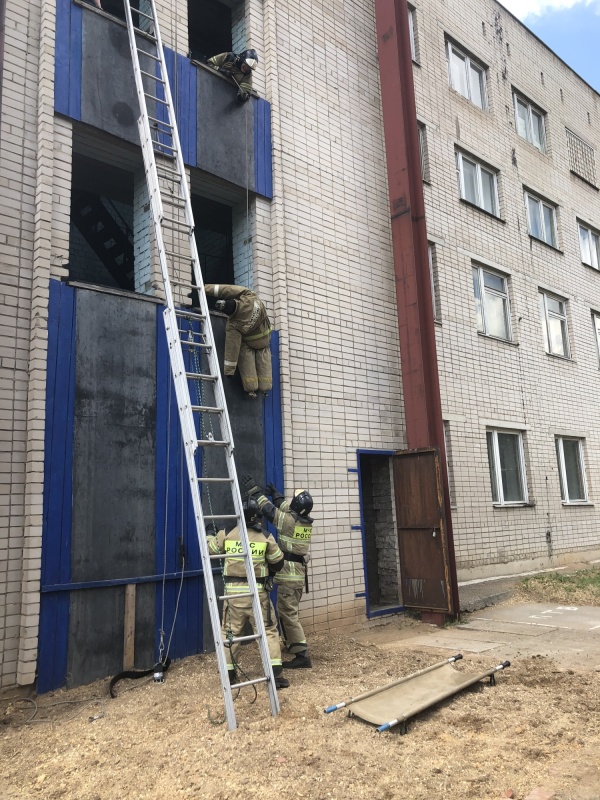 Соревнования по развертыванию сил и средств подразделений Главного управления МЧС РФ по РТ провели достойно и по-боевому