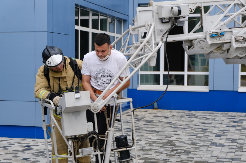 Пожарно-тактическое учение: нижнекамские огнеборцы потушили пожар в заводоуправлении «Нижнекамскнефтехима» и эвакуировали людей