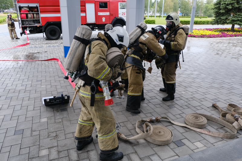 Пожарно-тактическое учение: нижнекамские огнеборцы потушили пожар в заводоуправлении «Нижнекамскнефтехима» и эвакуировали людей