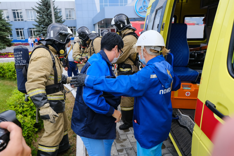 Пожарно-тактическое учение: нижнекамские огнеборцы потушили пожар в заводоуправлении «Нижнекамскнефтехима» и эвакуировали людей