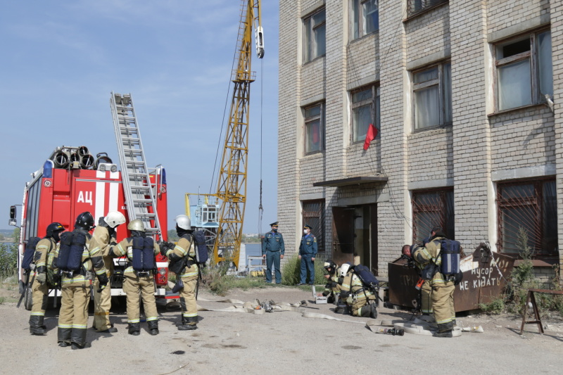 Пожарные казанского гарнизона провели масштабные учения на территории АО «Судоходная компания «Татфлот»