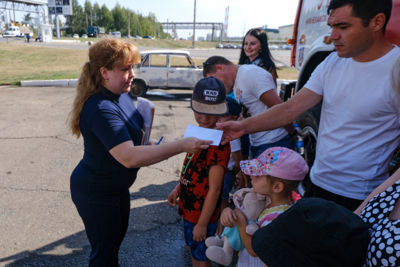 В школу с яркими впечатлениями: будущие первоклассники познакомились с пожарной службой, где работают их мамы и папы