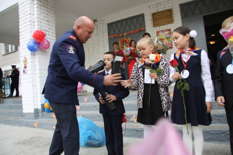 Награды от пожарных для своих юных помощников