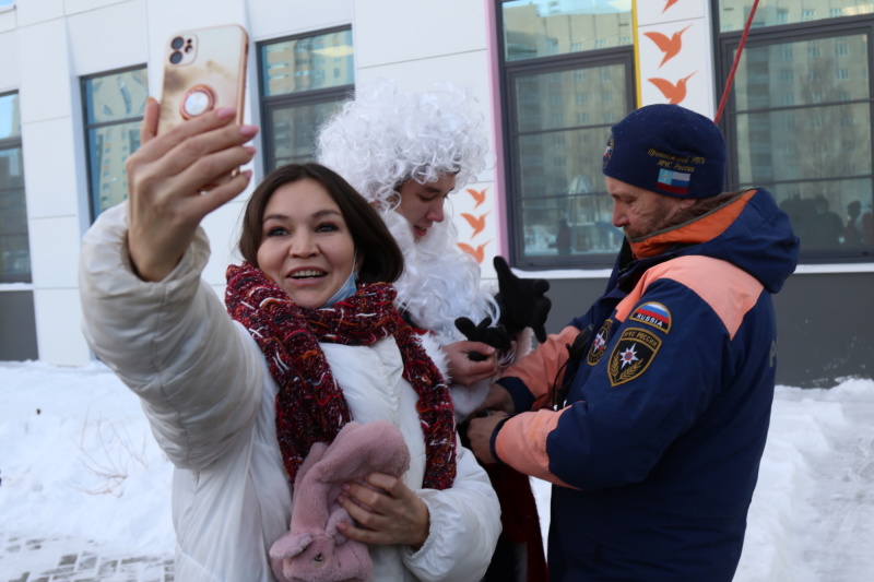 Десант Деда Мороза в ДРКБ. Новогоднее чудо для детей от спасателей МЧС России и добровольцев Всероссийского студенческого корпуса спасателей