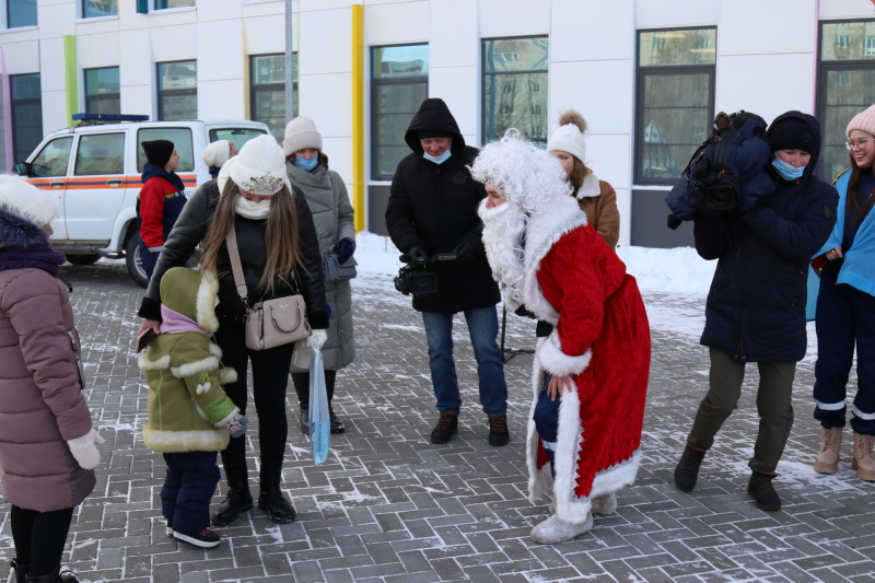 Десант Деда Мороза в ДРКБ. Новогоднее чудо для детей от спасателей МЧС России и добровольцев Всероссийского студенческого корпуса спасателей