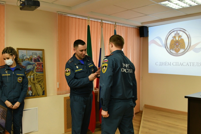 Заслуженные спасатели и пожарные Набережночелнинского гарнизона получили награды из рук мэра г. Набережные Челны