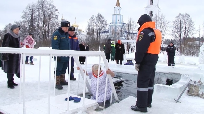 Сотрудники МЧС напоминают правила безопасности при купании в праздник Крещения Господня