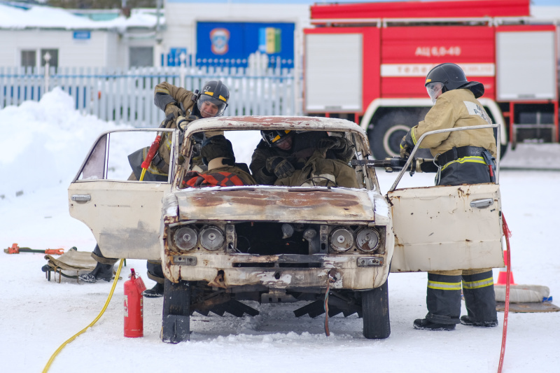 Задача пожарных - извлечь из искорёженного автомобиля пострадавших в ДТП