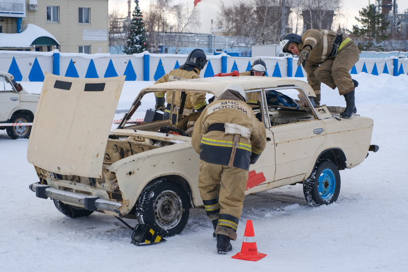 Задача пожарных - извлечь из искорёженного автомобиля пострадавших в ДТП