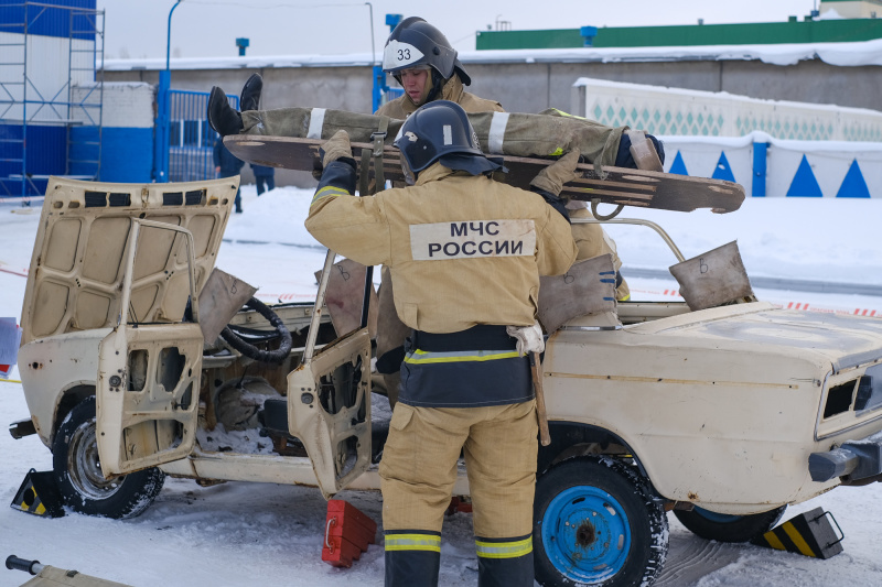 Задача пожарных - извлечь из искорёженного автомобиля пострадавших в ДТП