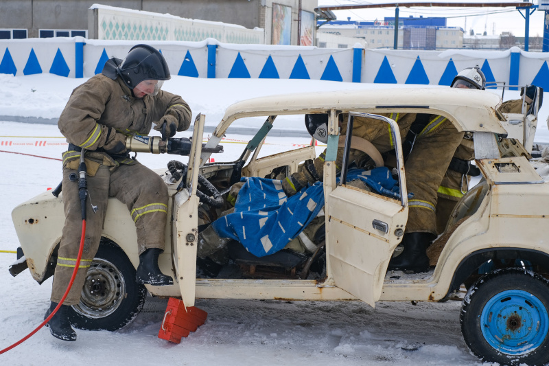 Задача пожарных - извлечь из искорёженного автомобиля пострадавших в ДТП