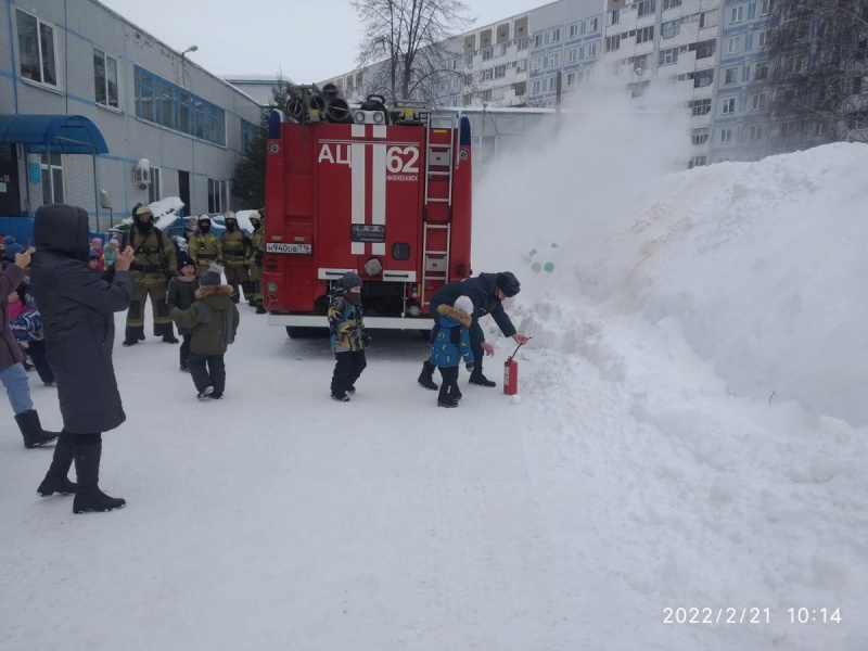 Пожарные в гостях у малышей